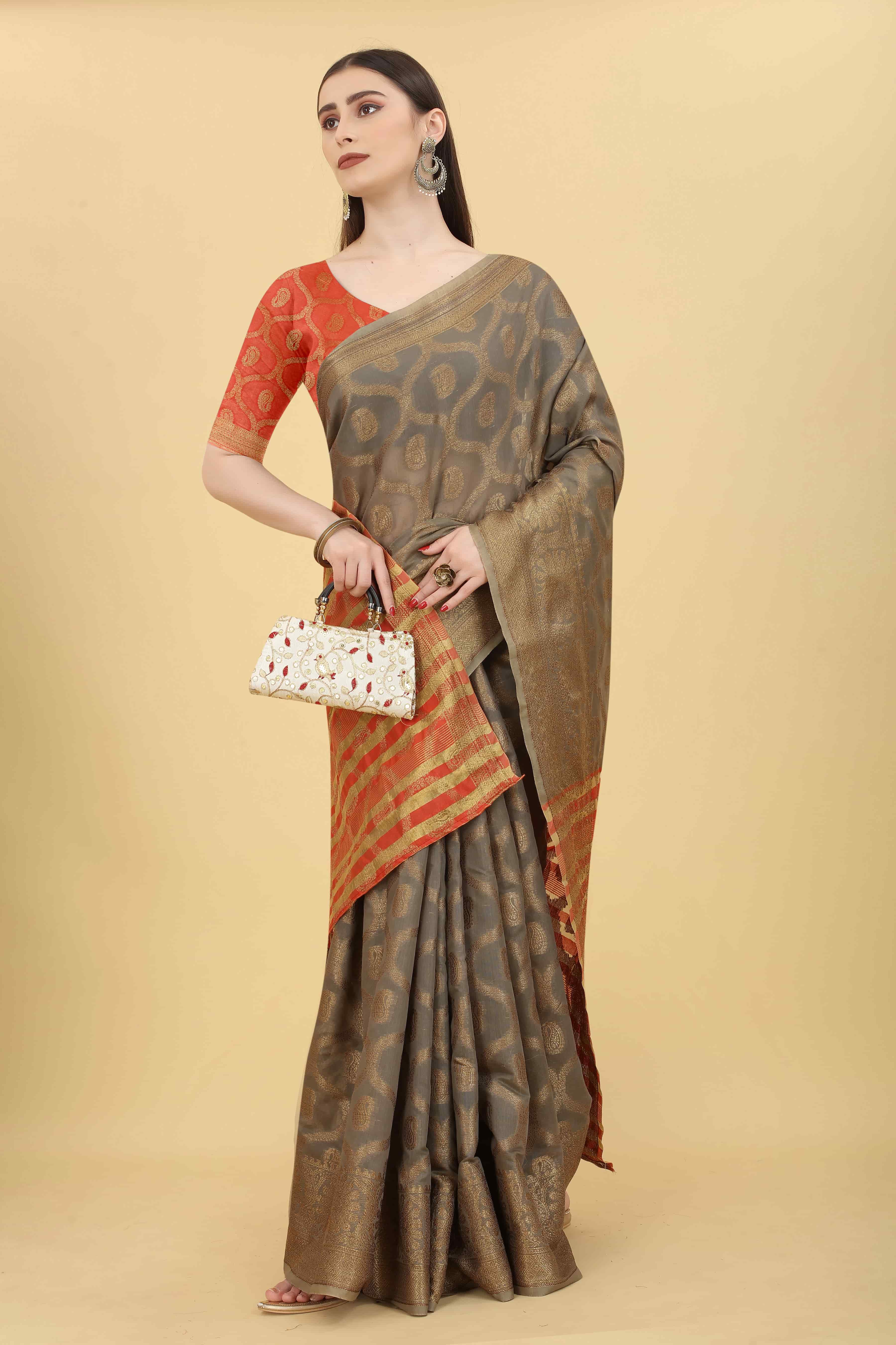 Printed Cotton Blend Saree in Green | www.indethnic.com